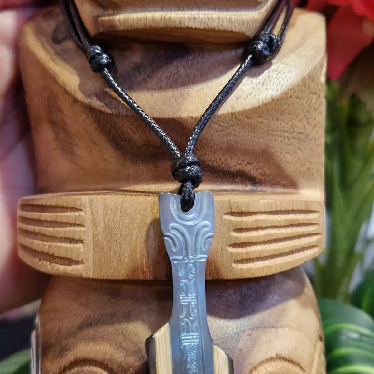 Collier en nacre et bois UKULELE