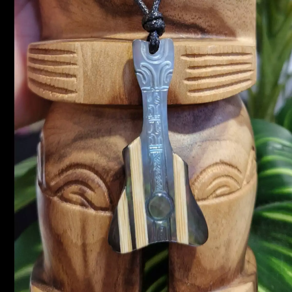 Collier en nacre et bois UKULELE