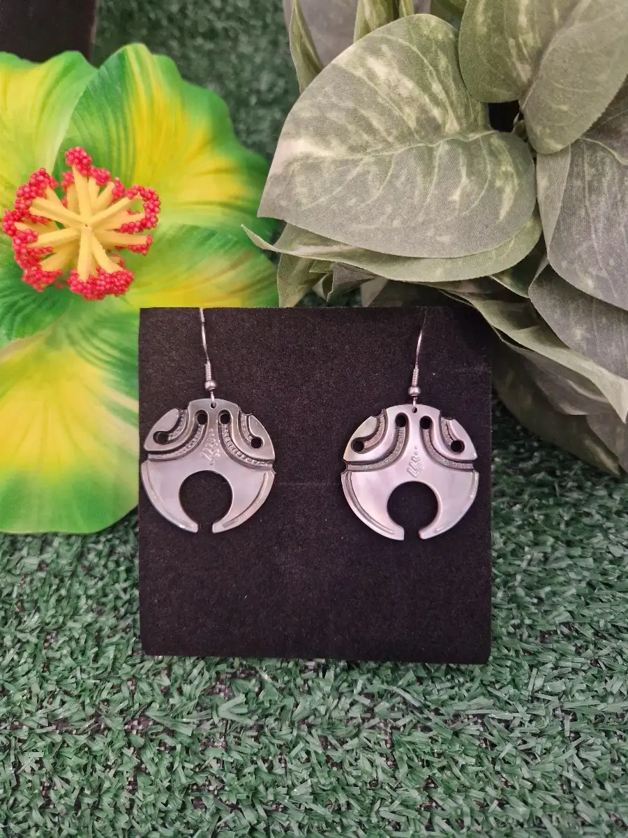 Boucles d'oreilles en nacre gravé