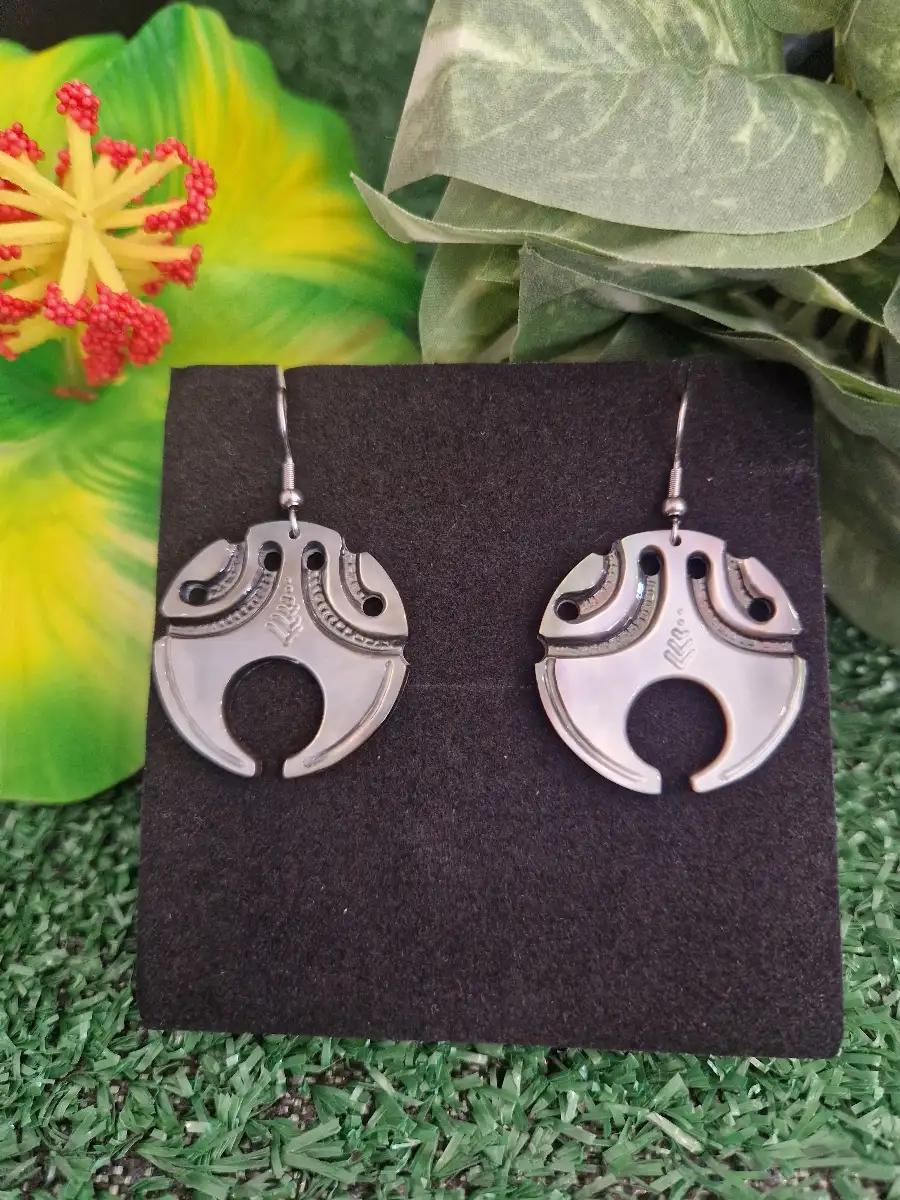 Boucles d'oreilles en nacre gravé