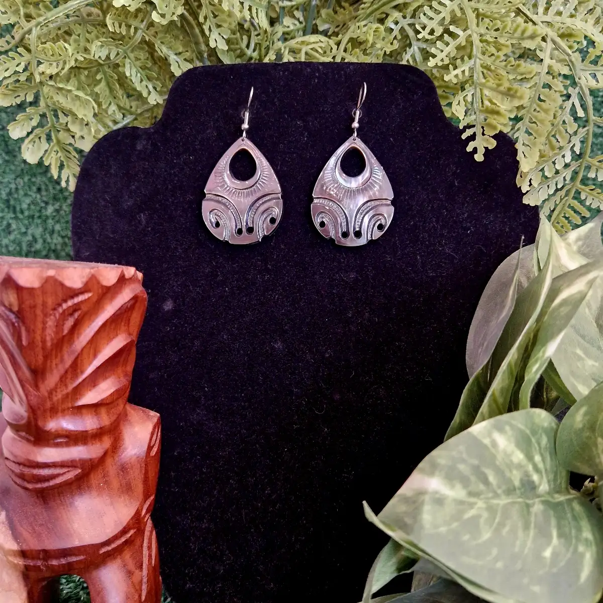Boucles d'oreilles en nacre gravé
