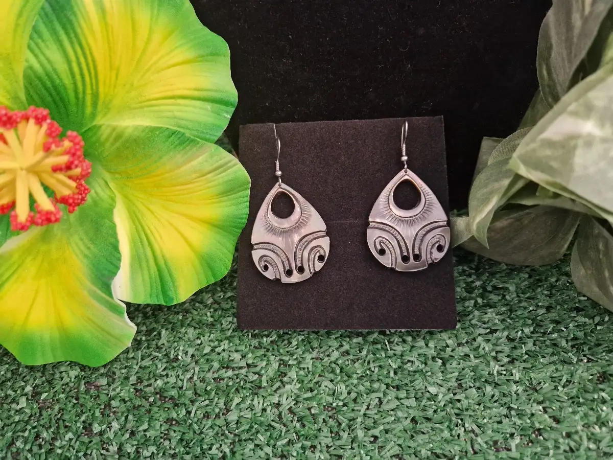 Boucles d'oreilles en nacre gravé