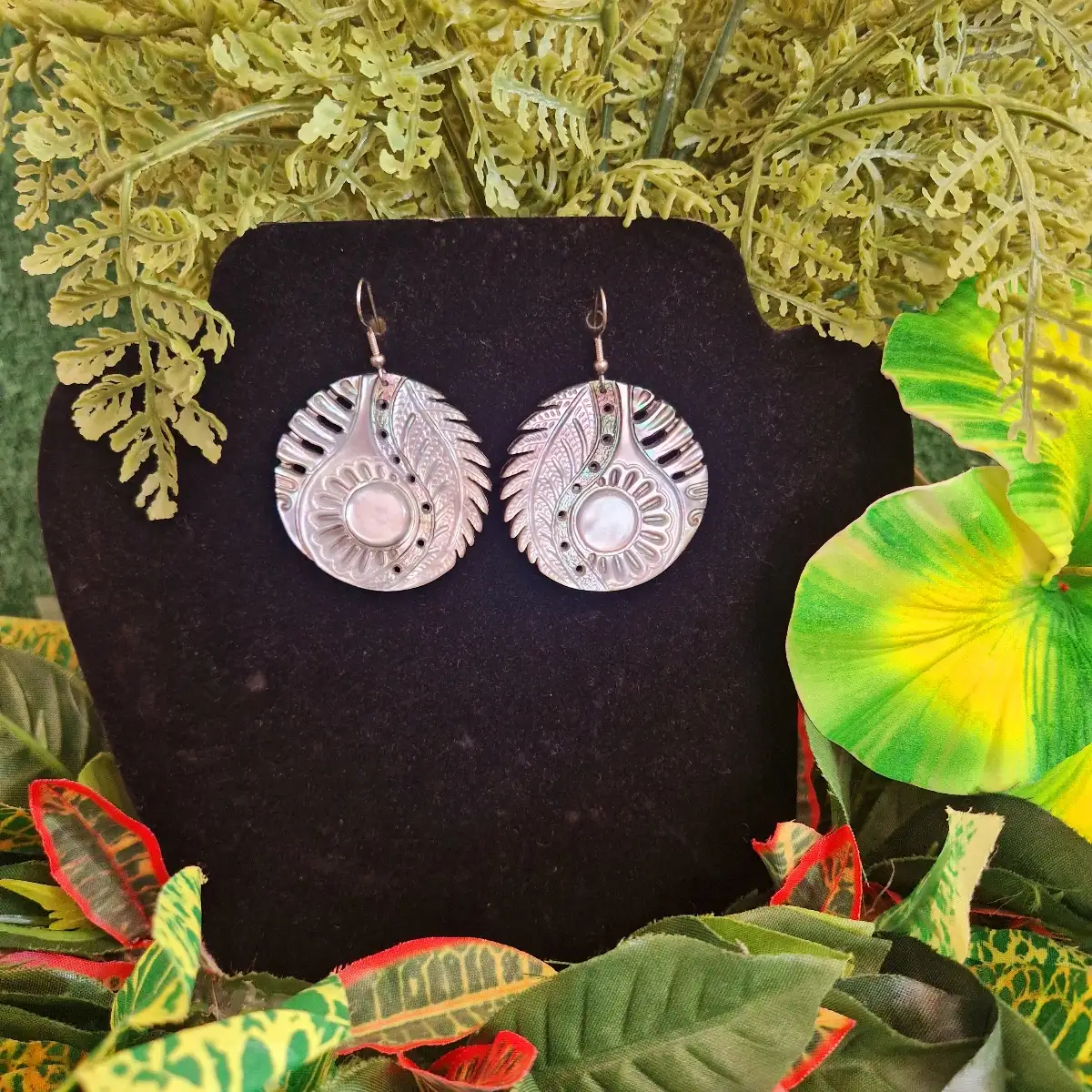 Boucles d'oreilles en nacre gravé grd modèle