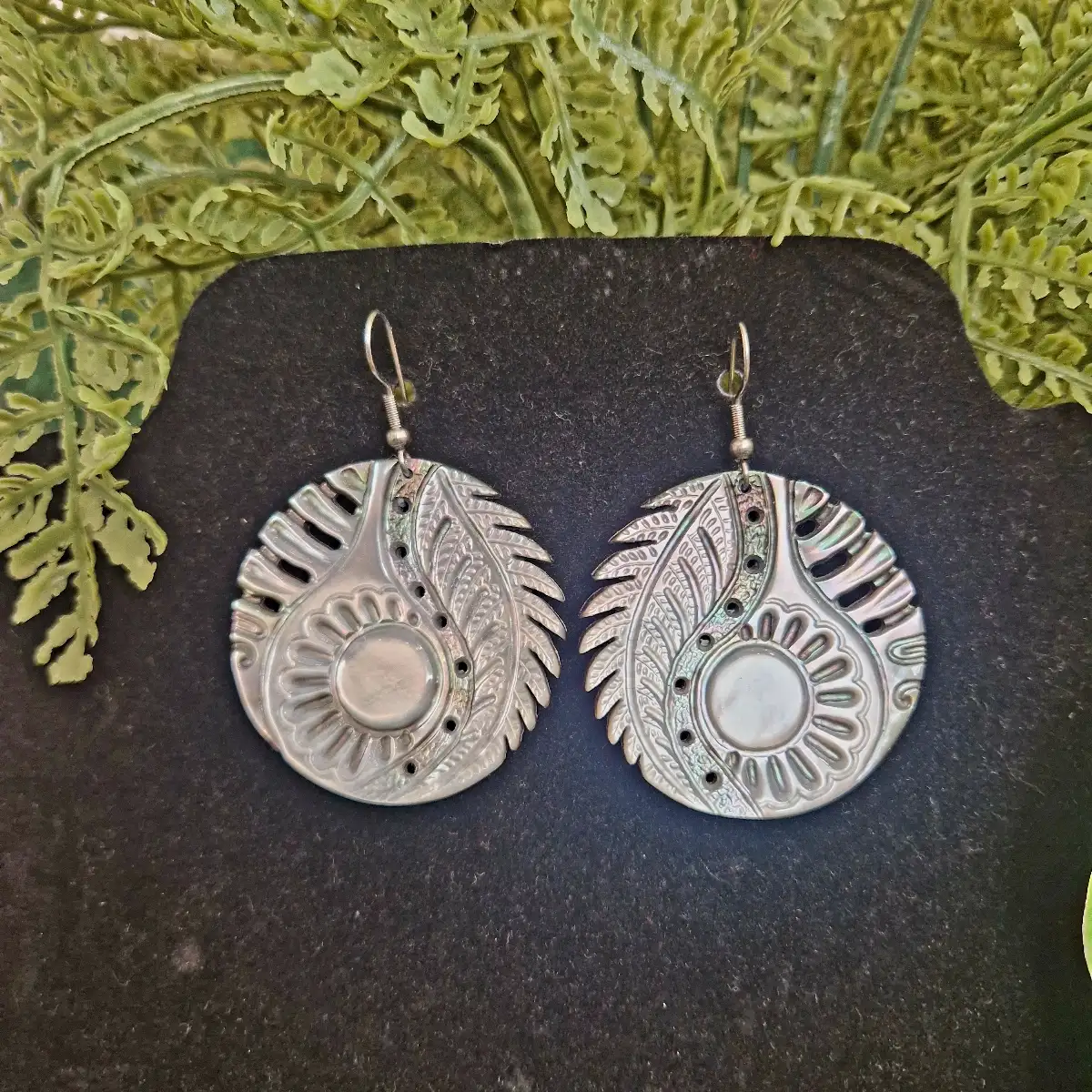Boucles d'oreilles en nacre gravé grd modèle