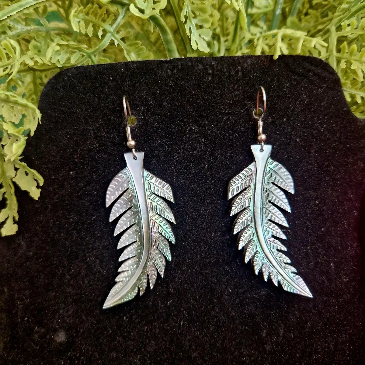 Boucles d'oreilles en nacre gravé  FOUGÈRE