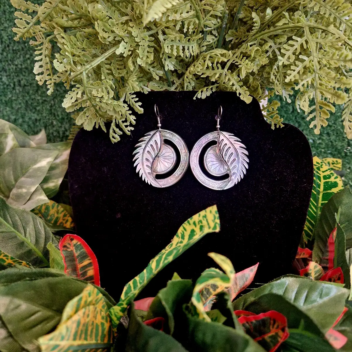 Boucles d'oreilles en nacre gravé