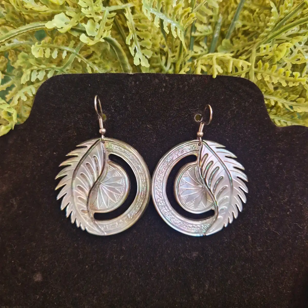 Boucles d'oreilles en nacre gravé