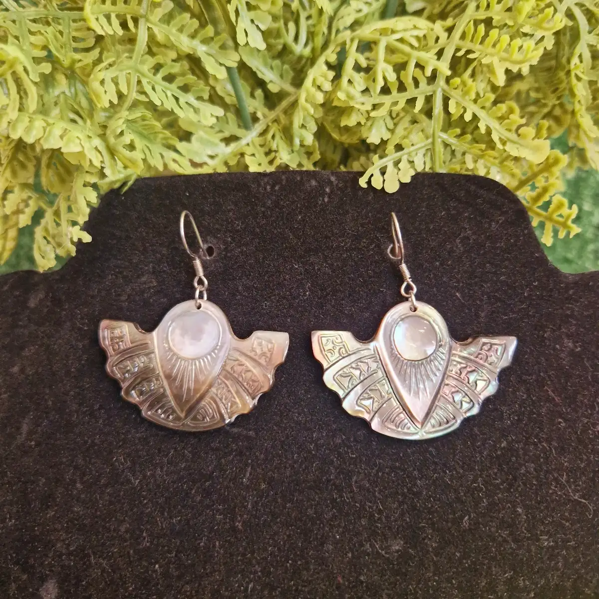 Boucles d'oreilles en nacre gravé