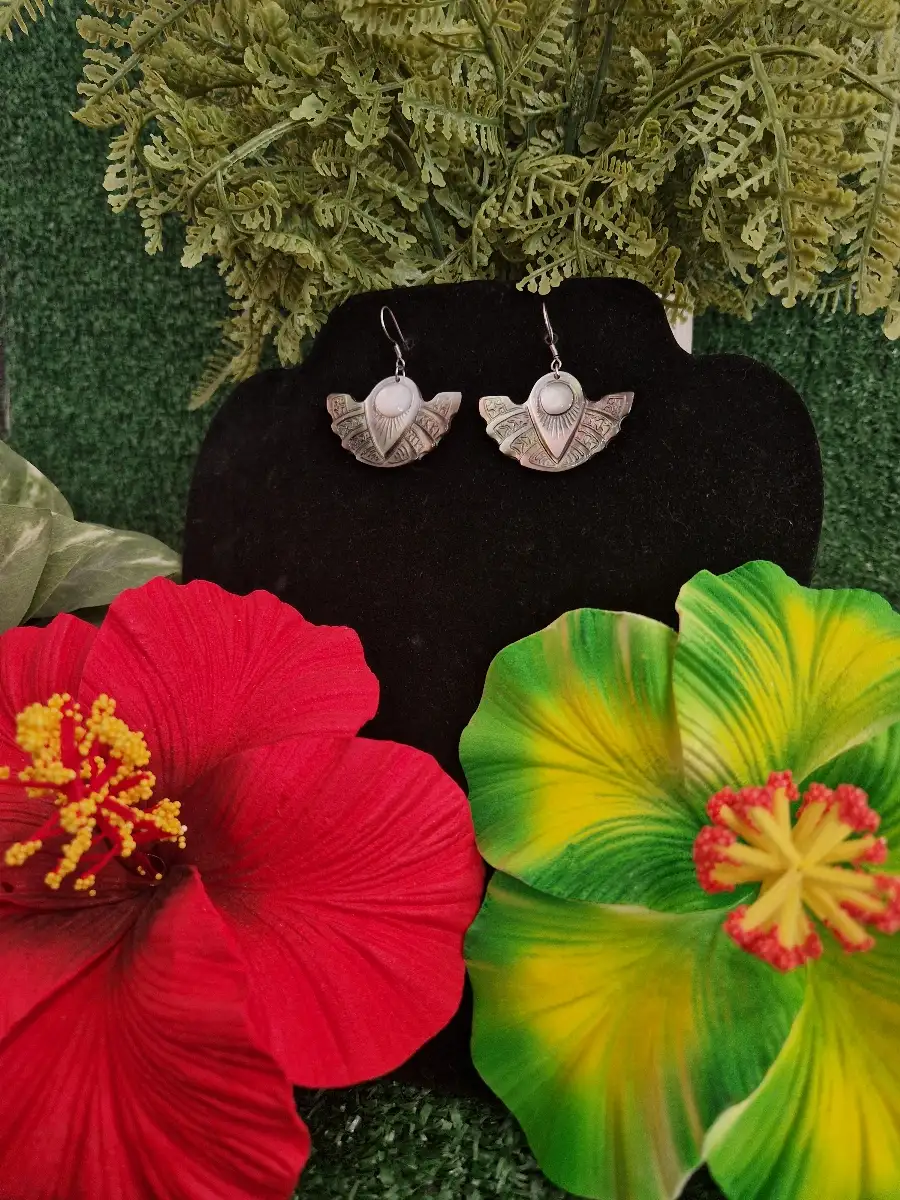 Boucles d'oreilles en nacre gravé