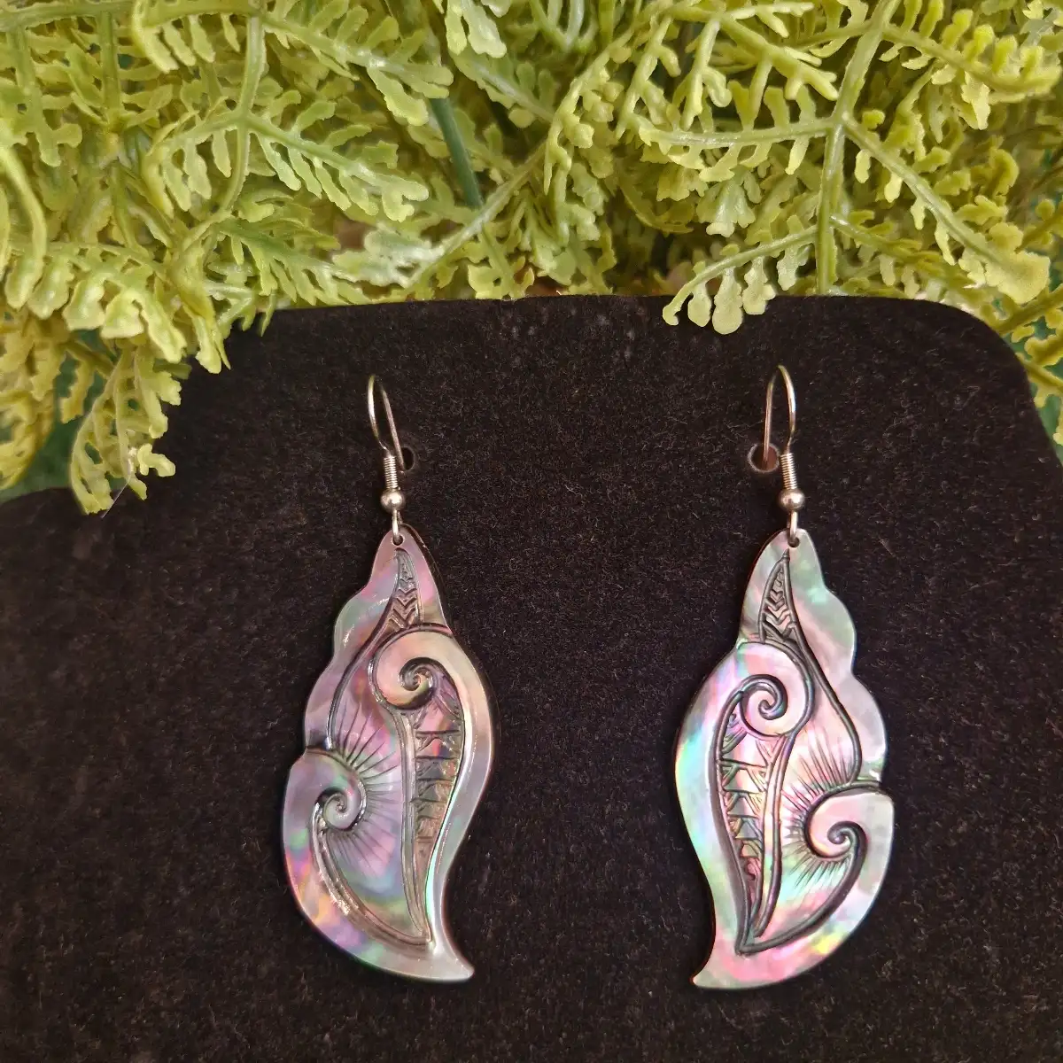 Boucles d'oreilles en nacre gravé