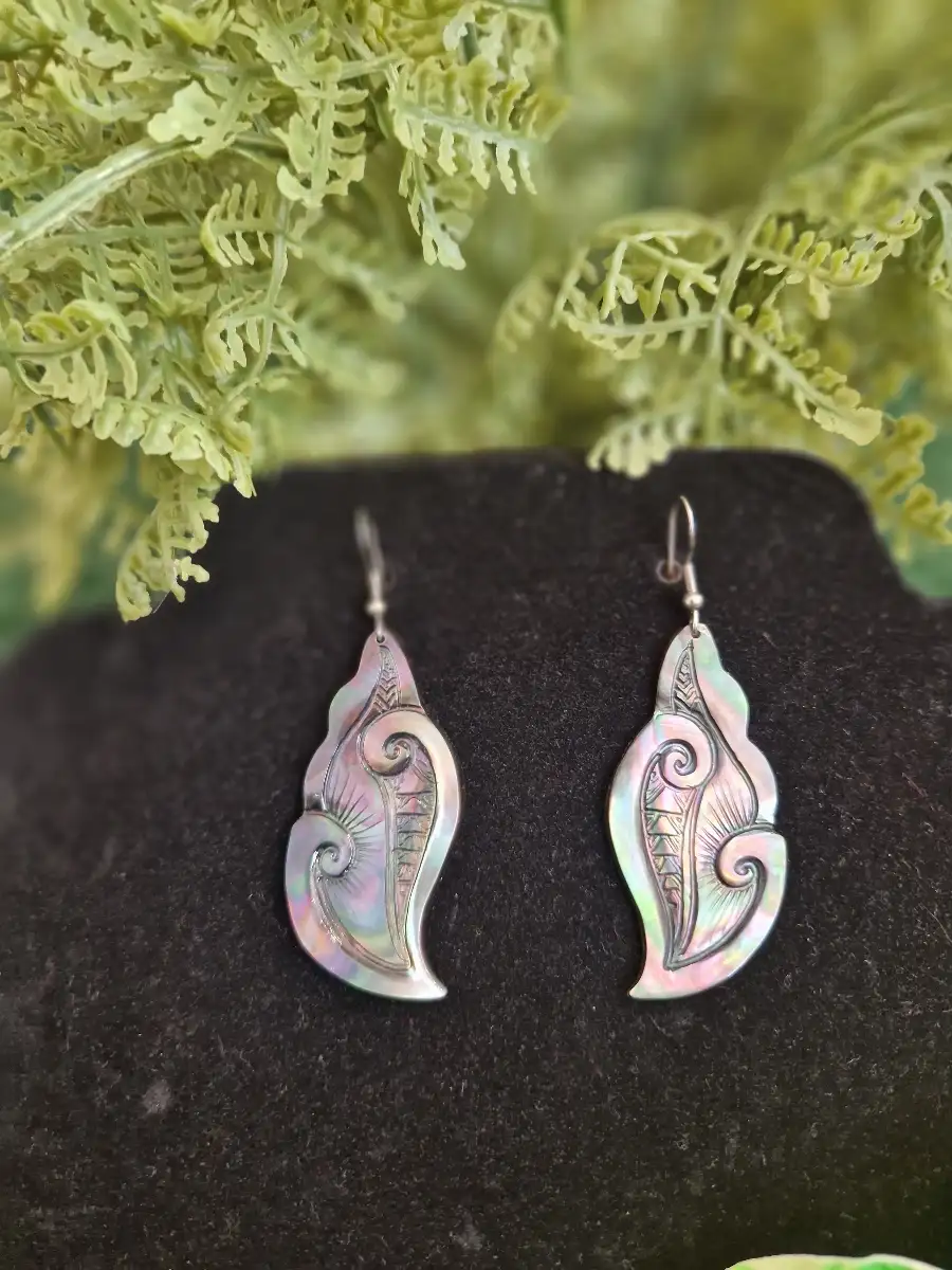 Boucles d'oreilles en nacre gravé