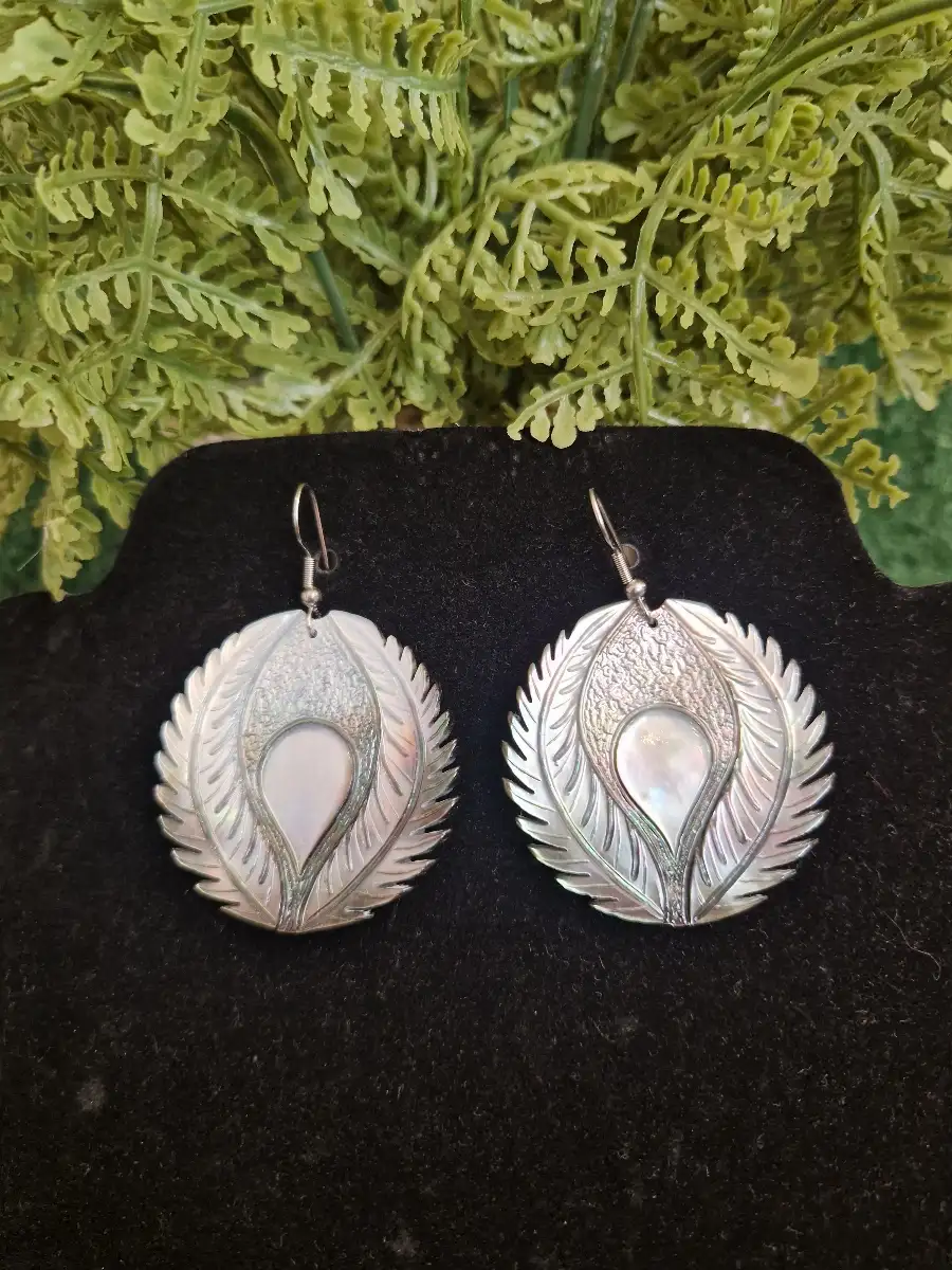 Boucles d'oreilles en nacre gravé