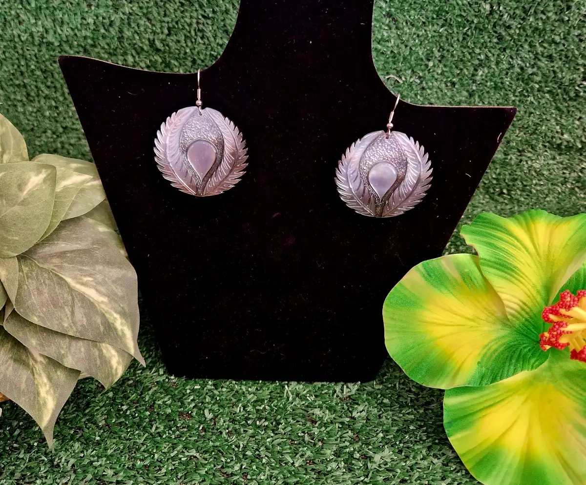 Boucles d'oreilles en nacre gravé