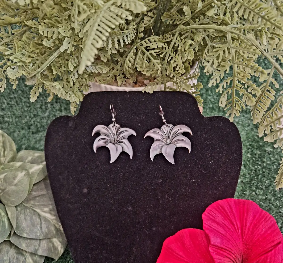 Boucles d'oreilles en nacre gravé