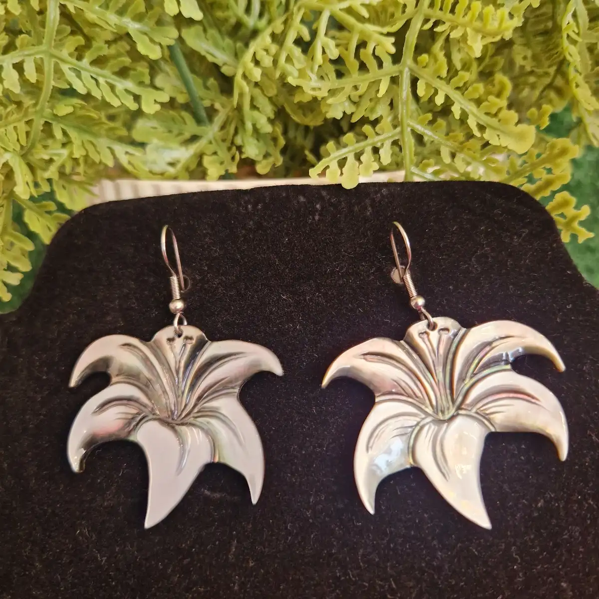 Boucles d'oreilles en nacre gravé
