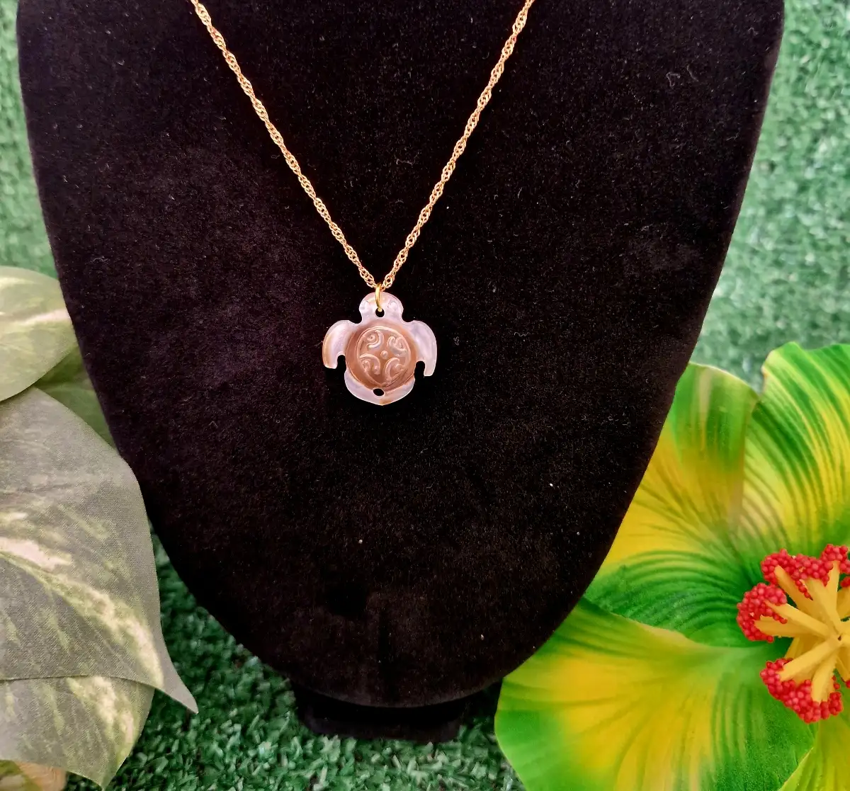Collier avec petit pendentif en Nacre Tortue