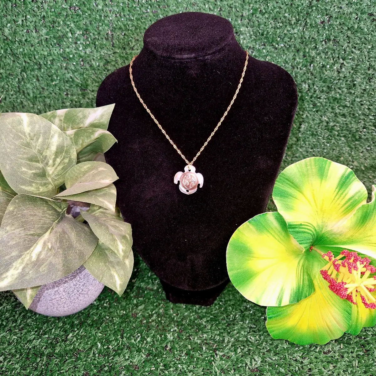 Collier avec petit pendentif en Nacre Tortue