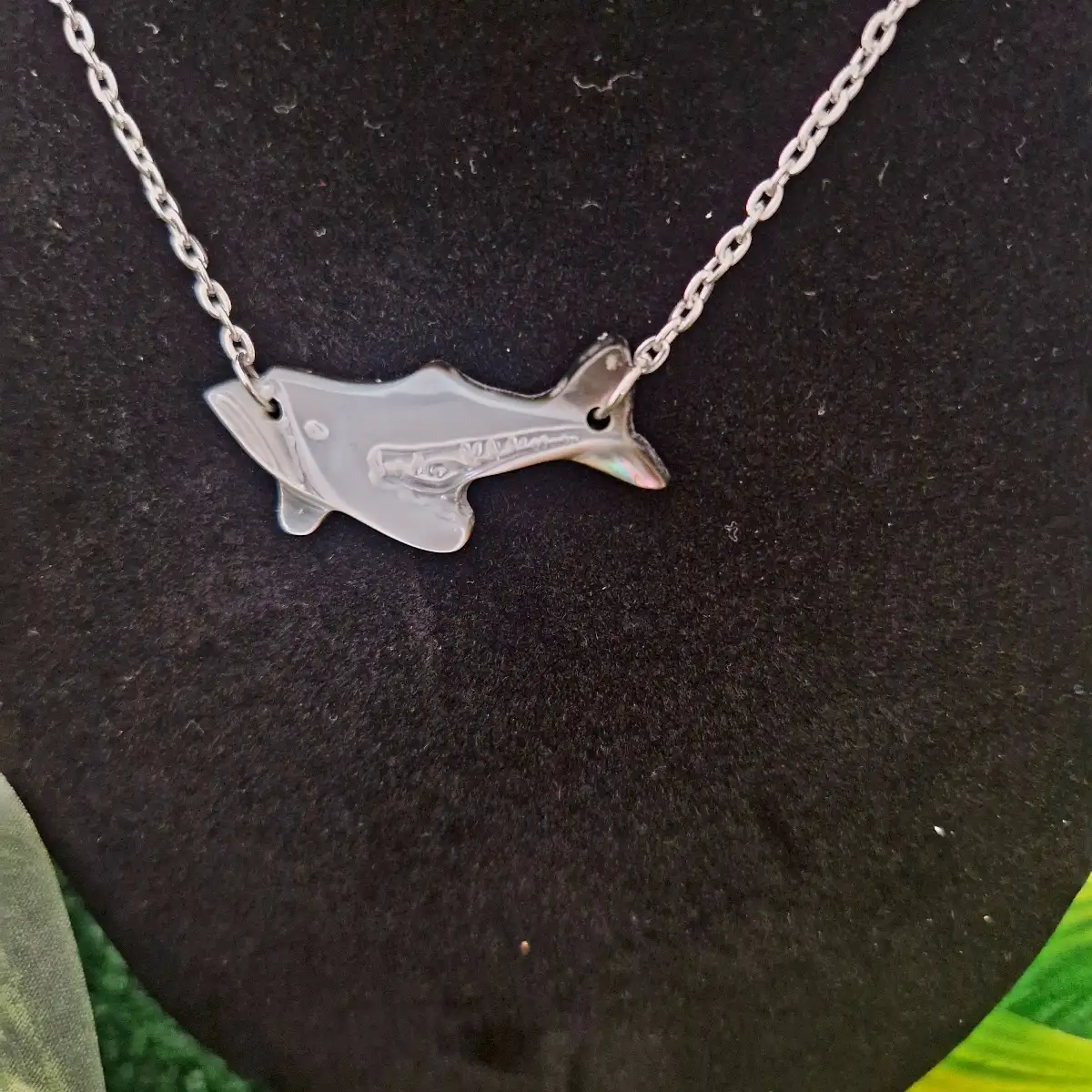 Collier avec petit pendentif Requin en Nacre