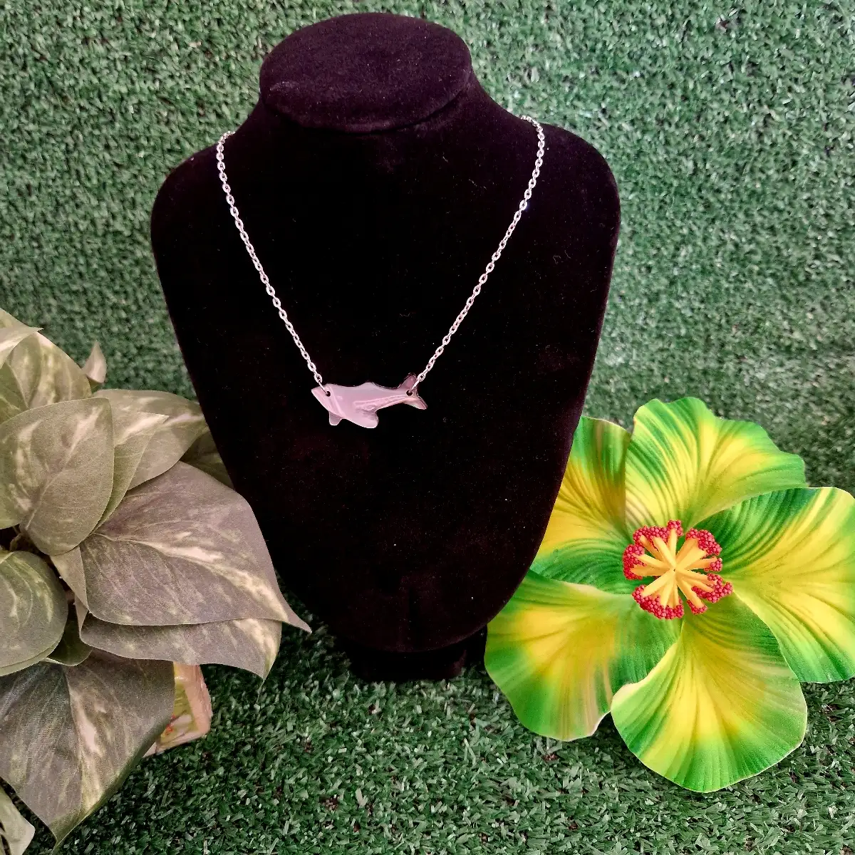 Collier avec petit pendentif Requin en Nacre
