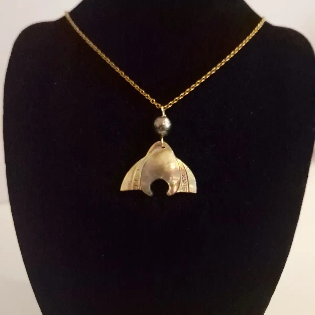 Collier avec raie en Nacre + perle de Tahiti