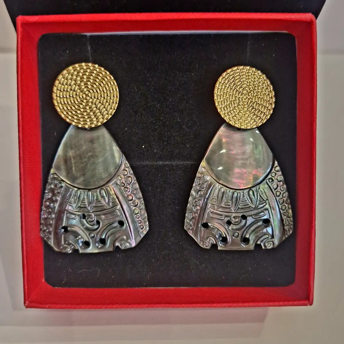 Boucles d'oreilles en nacre gravé