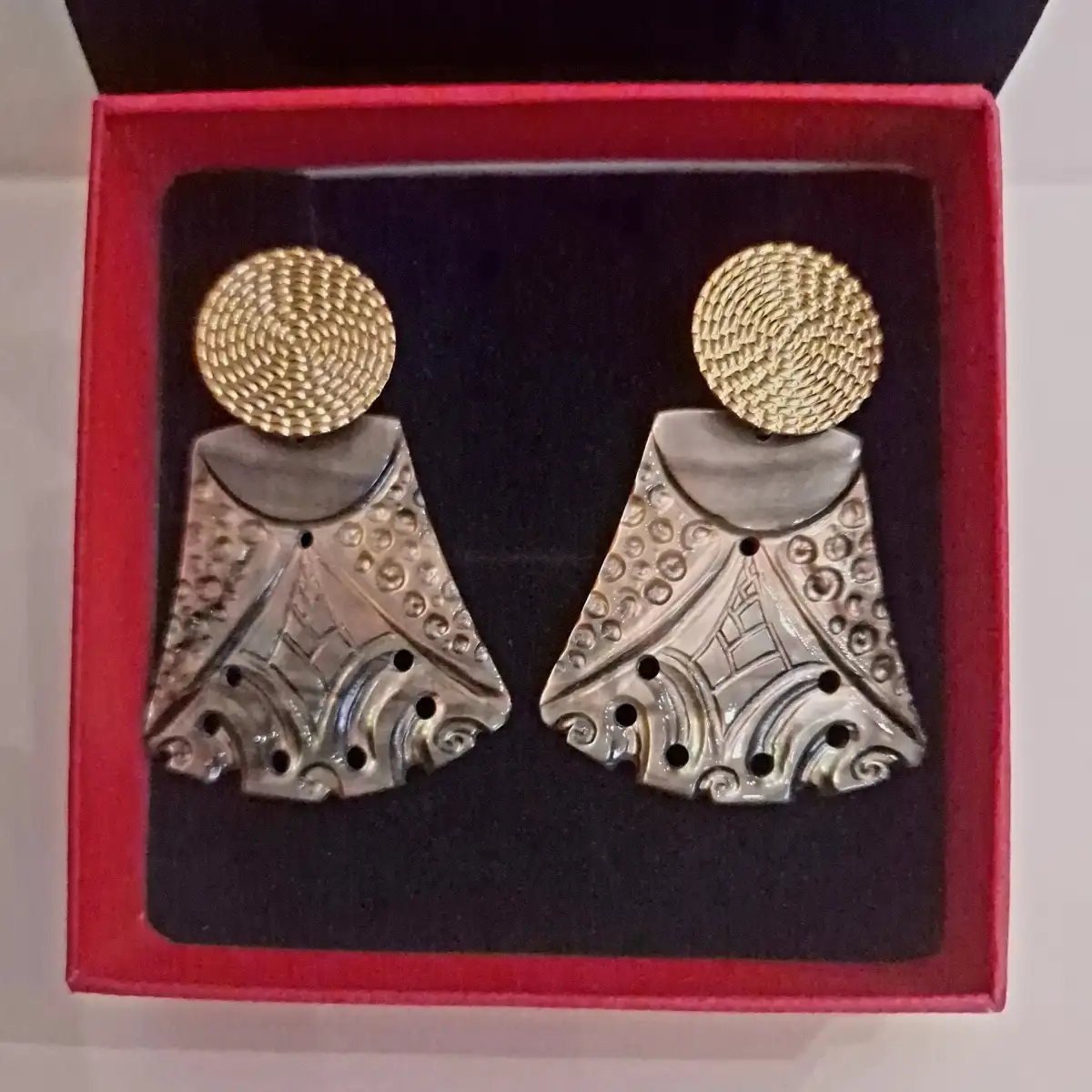 BO en nacre gravé avec monture acier inoxydable