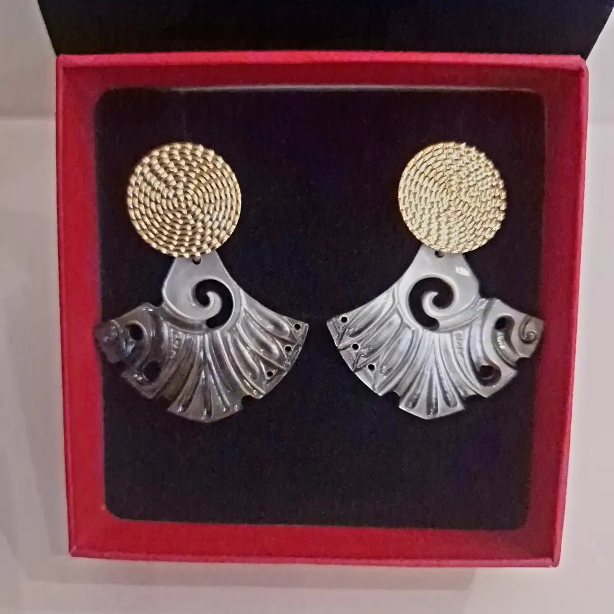 BO en nacre gravé avec monture acier inoxydable