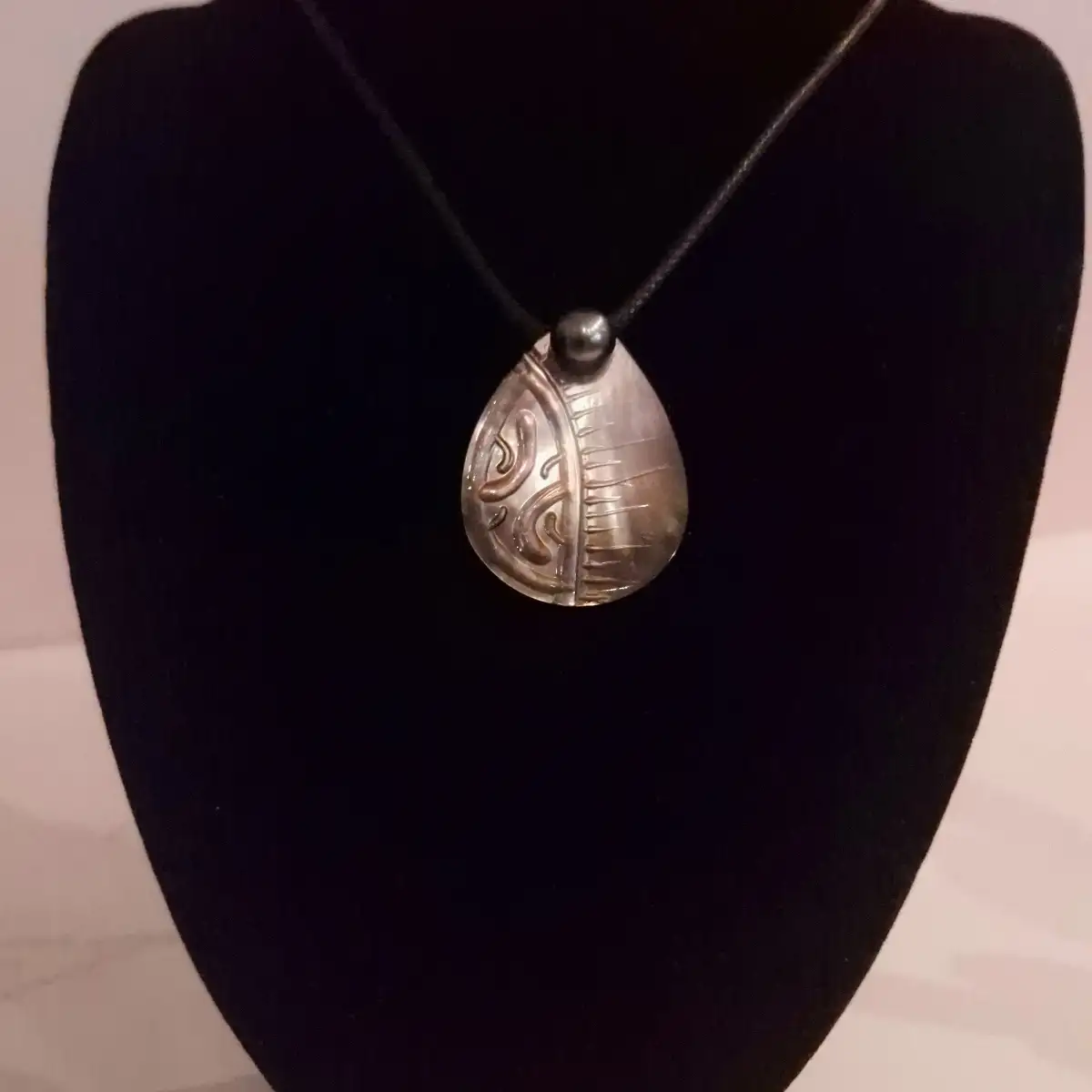 Collier en nacre gravé avec Perle