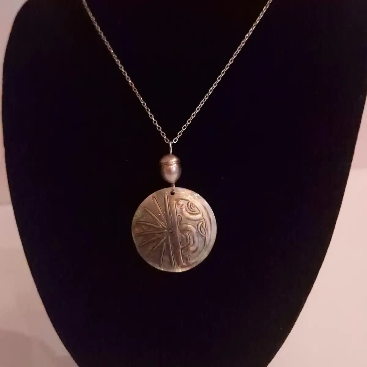 Collier en nacre gravé avec Perle