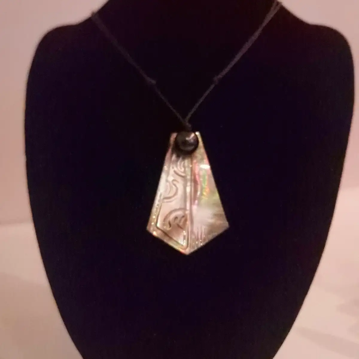 Collier en nacre gravé avec Perle