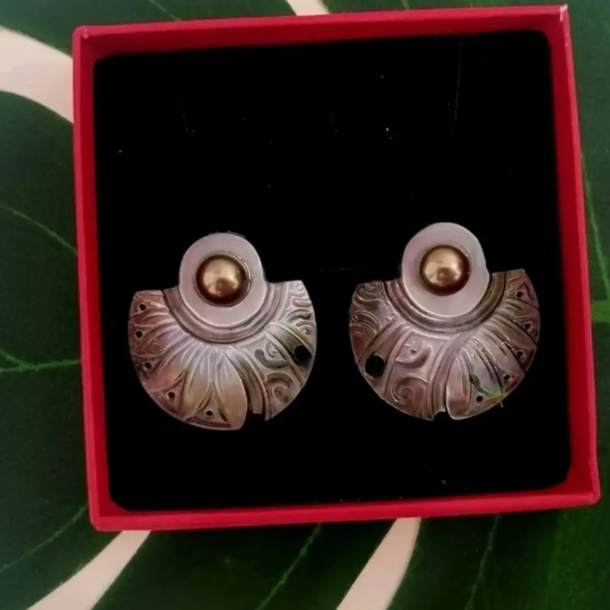 BO en nacre gravé avec Perle de Tahiti